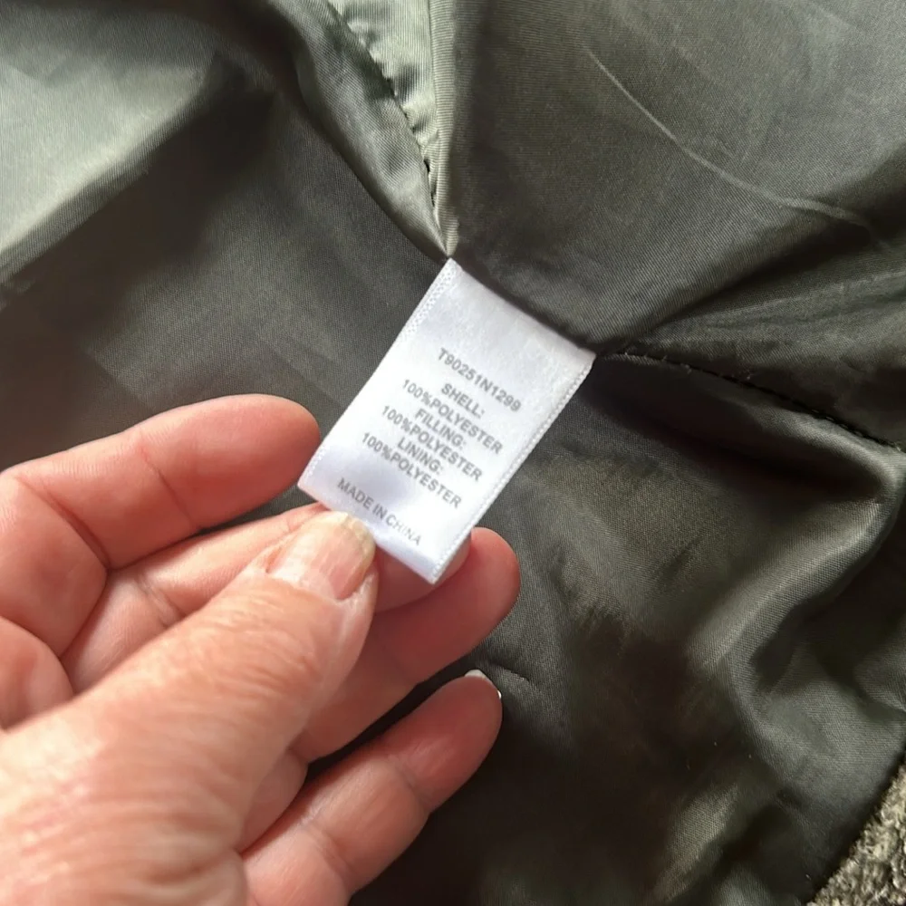 XL Lemon Tart quilted Vest in a gorgeous army green color. Super cozy & cozy EUC - Picture 11 of 12